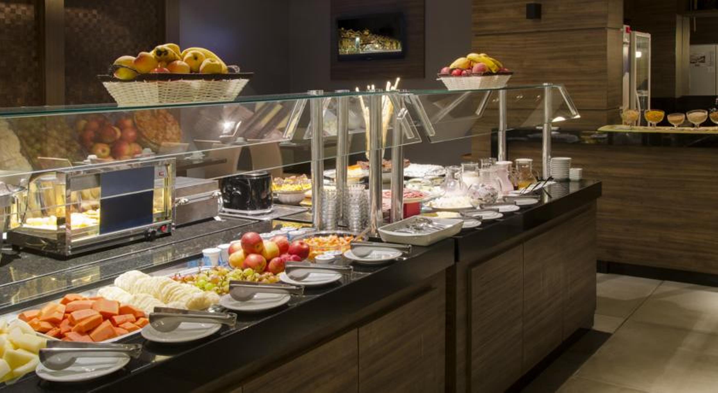 Hotel Laghetto Stilo Centro Gramado Exteriör bild A buffet at a hotel