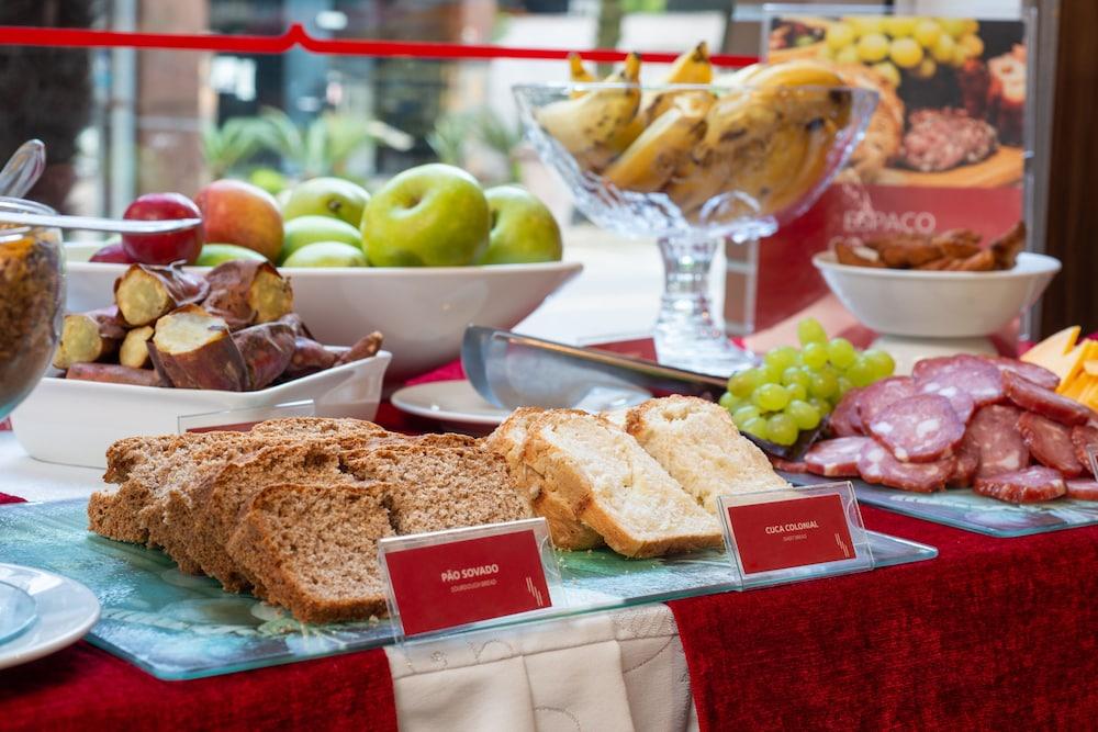 Hotel Laghetto Stilo Centro Gramado Exteriör bild A buffet