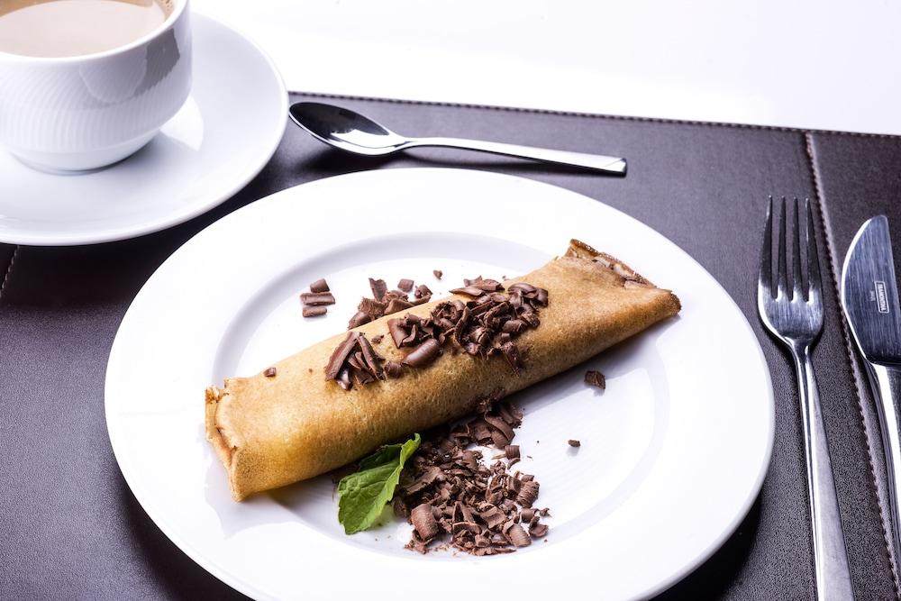Hotel Laghetto Stilo Centro Gramado Exteriör bild A chocolate spring roll