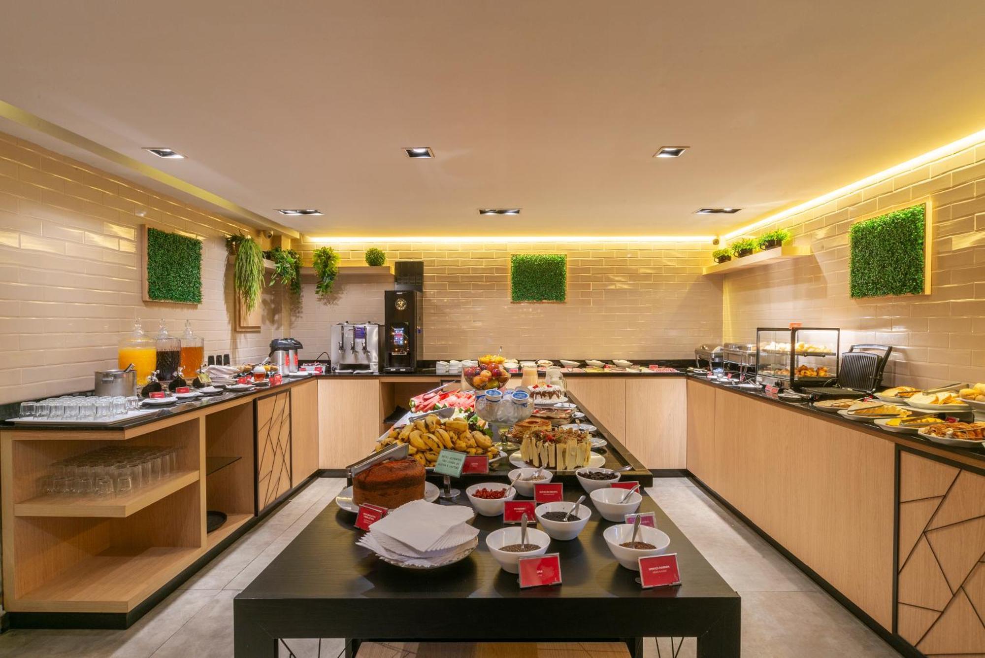 Hotel Laghetto Stilo Centro Gramado Exteriör bild The buffet at the lounge