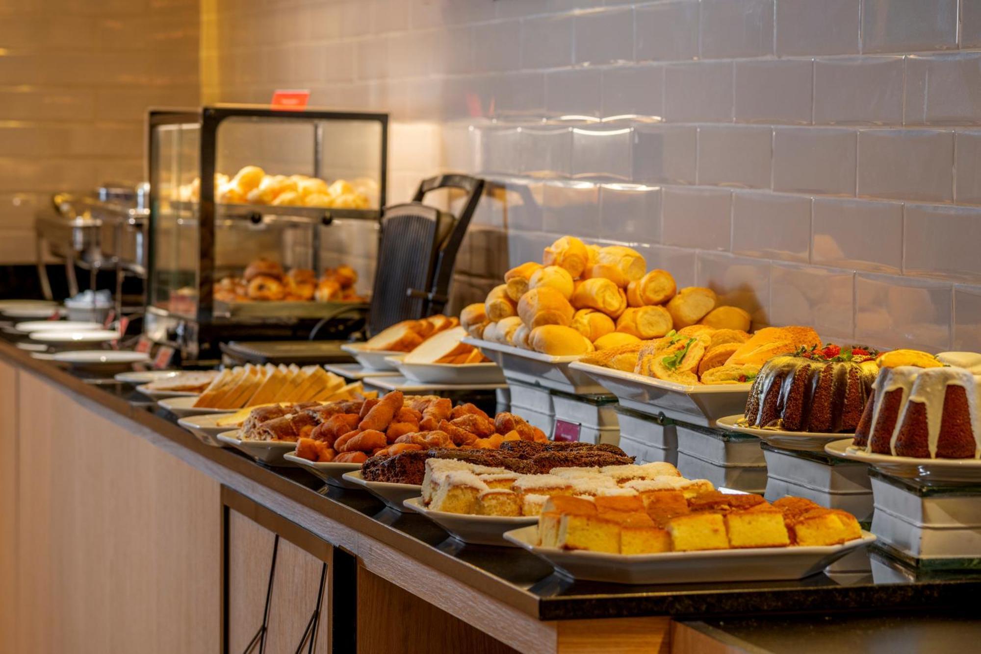 Hotel Laghetto Stilo Centro Gramado Exteriör bild A selection of pastries at a buffet