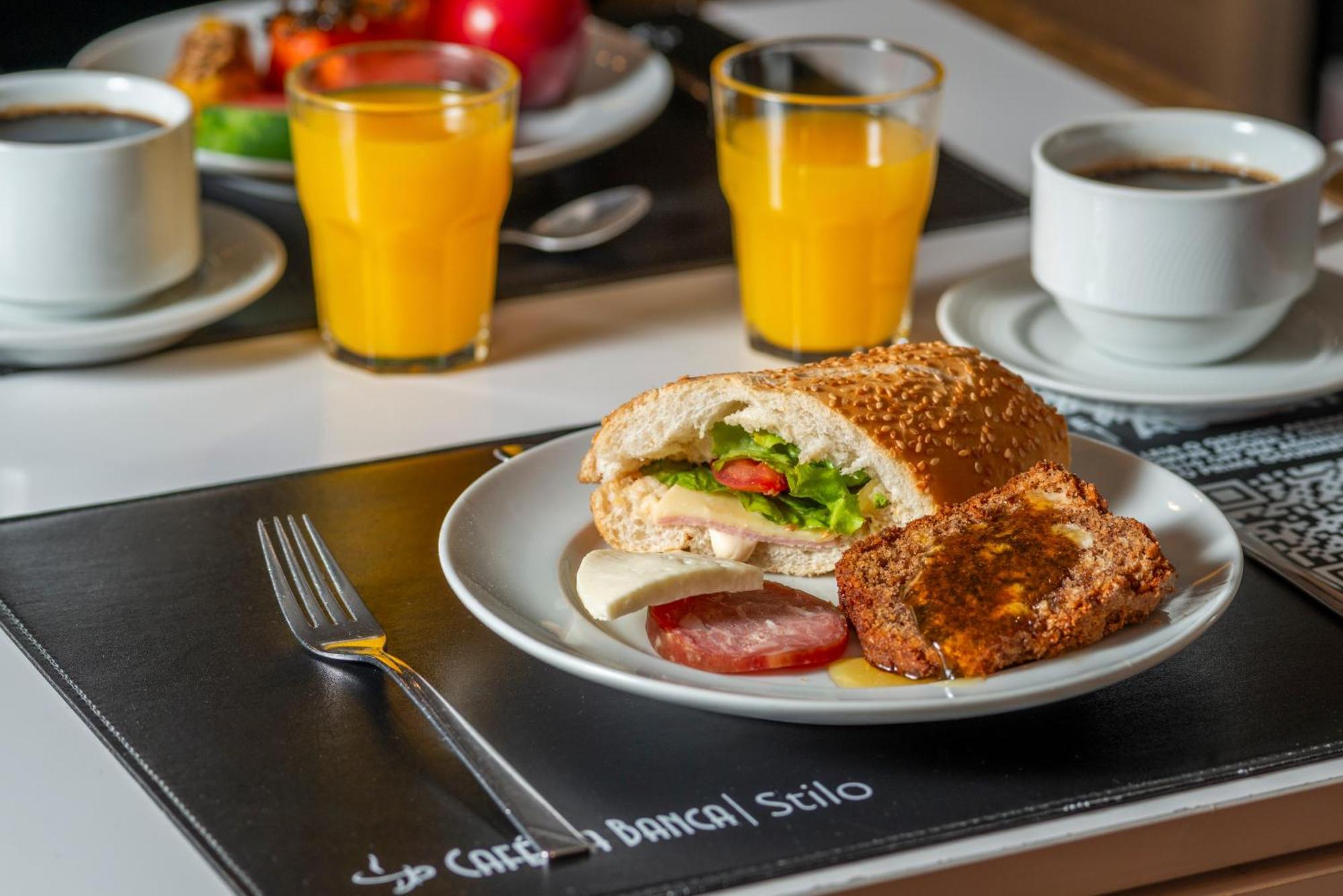 Hotel Laghetto Stilo Centro Gramado Exteriör bild A typical breakfast at the airport