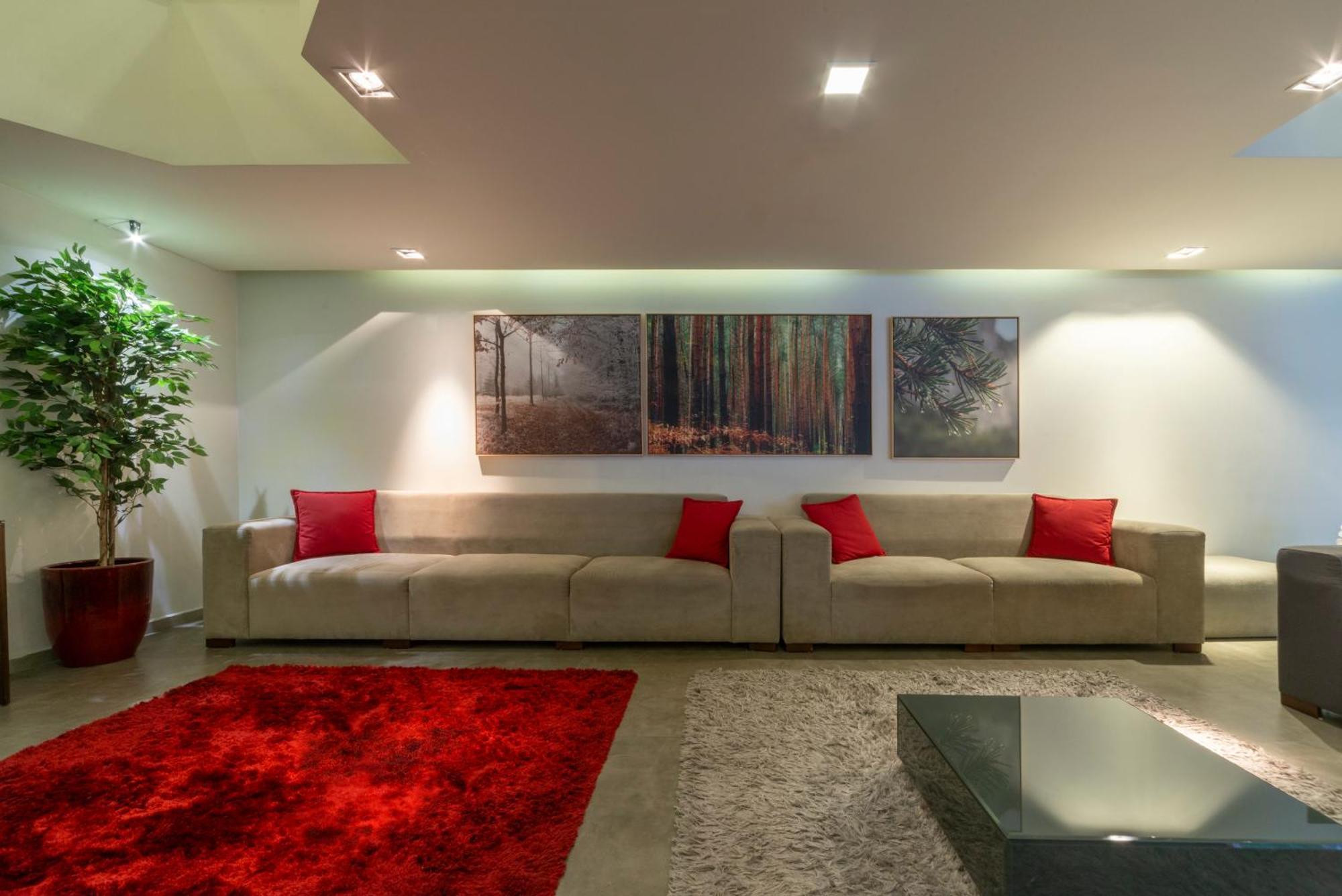 Hotel Laghetto Stilo Centro Gramado Exteriör bild A living room with a red carpet