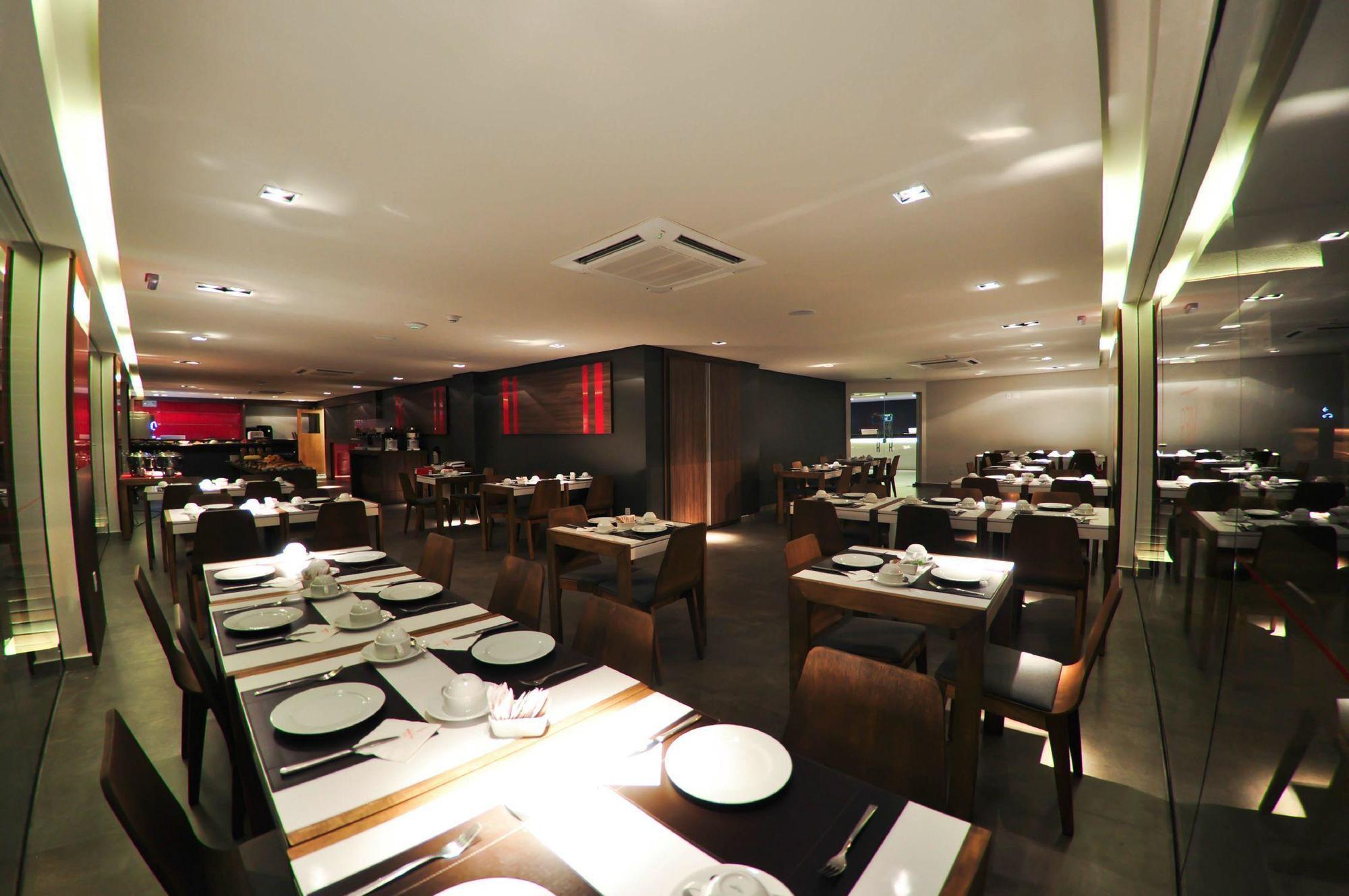 Hotel Laghetto Stilo Centro Gramado Exteriör bild Interior of a restaurant in Singapore