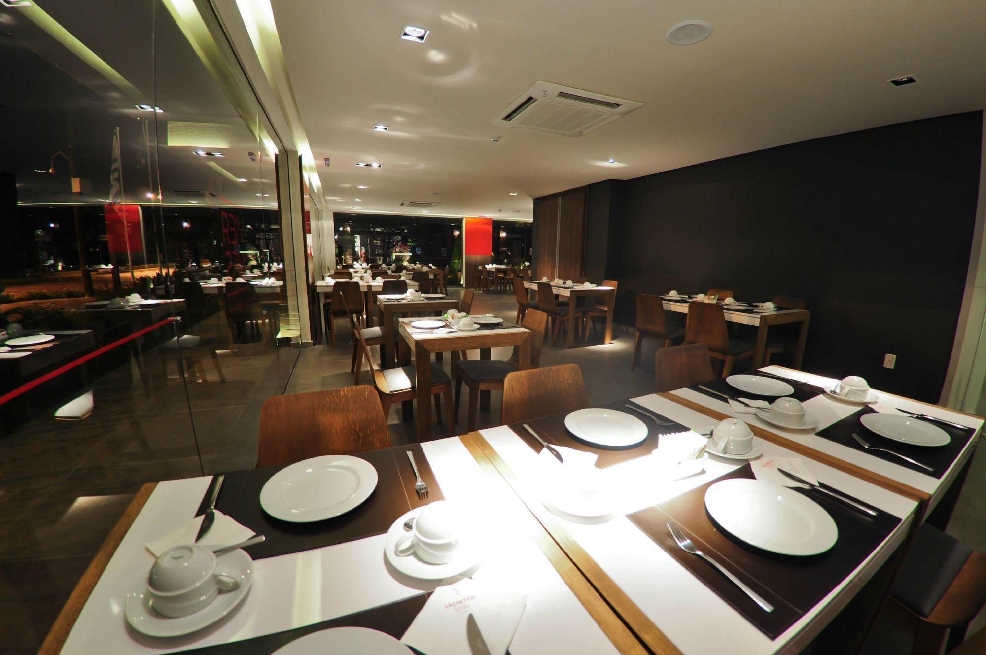 Hotel Laghetto Stilo Centro Gramado Exteriör bild Interior of the restaurant