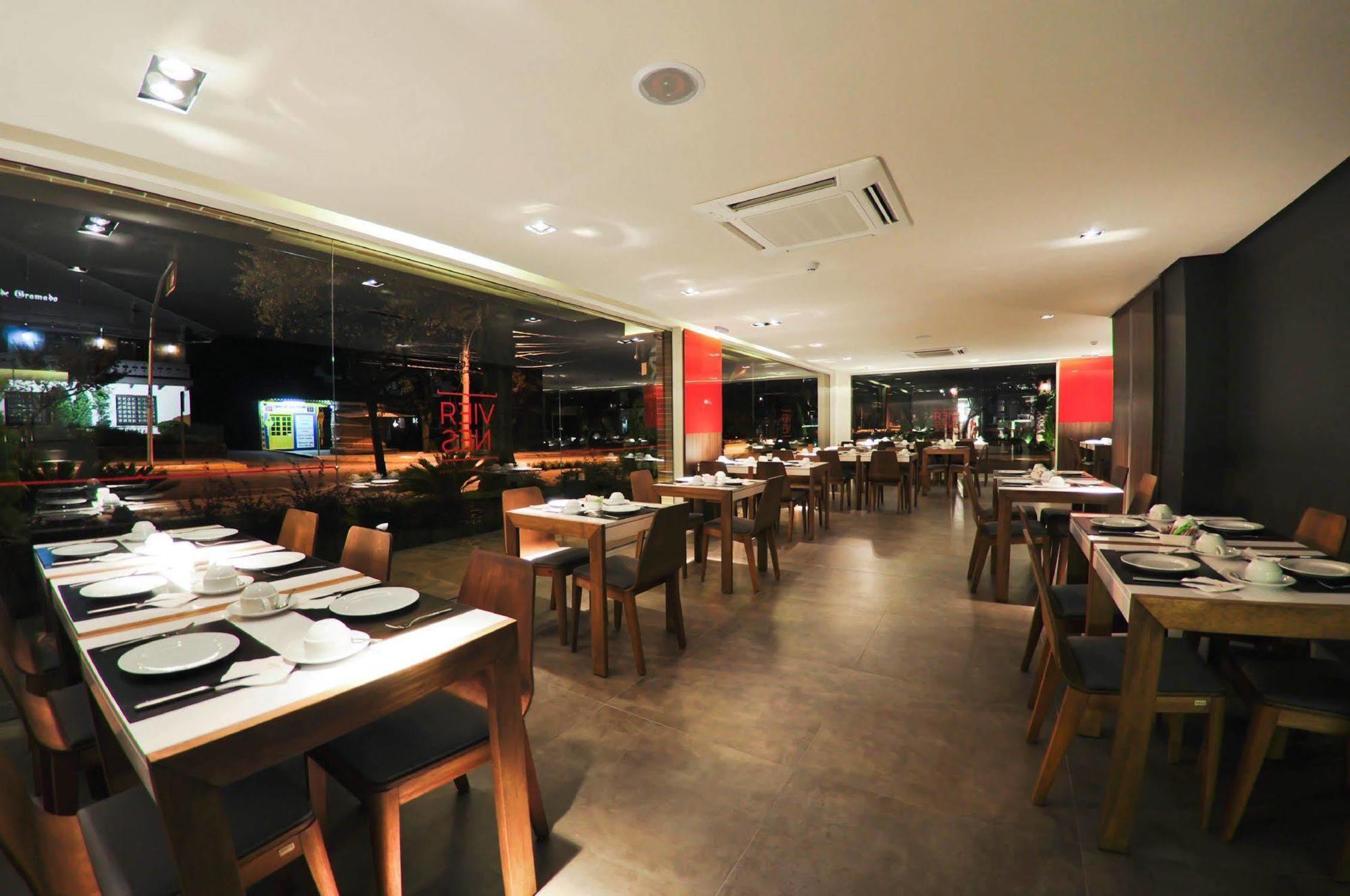 Hotel Laghetto Stilo Centro Gramado Exteriör bild Interior of a restaurant in Singapore